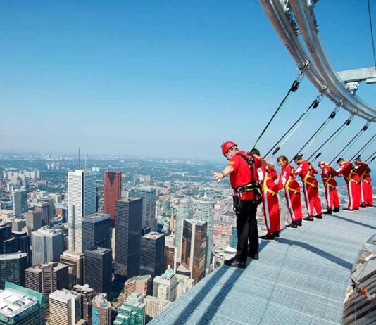 Экстремальный туризм в Торонто: о самом высоком в мире аттракционе EdgeWalk